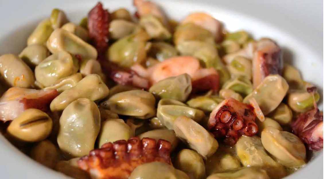 Ensalada variada de brotes tiernos y tomate con habas con pulpo.